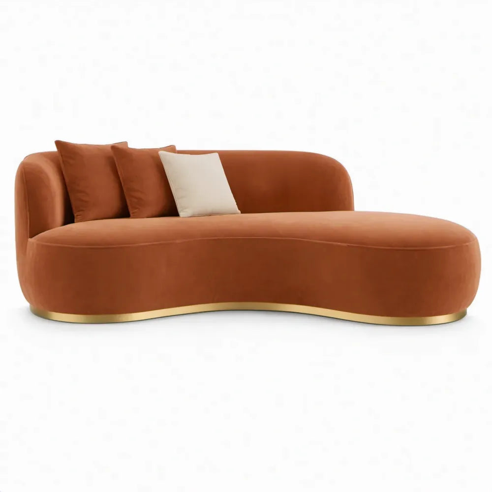 Gebogen 3-zitsbank van roestbruin polyesterfluweel met goudkleurige plint, 230 x 100 x 75 cm
